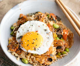 Arroz con kimchi y verduras con huevo frito