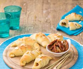 Μίνι μπριός με ελιές και λιαστές ντομάτες