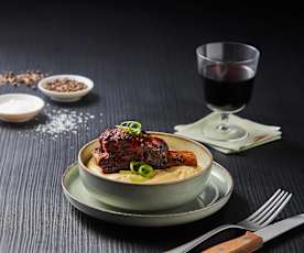 Côtelettes de bœuf sucrées et épicées avec polenta