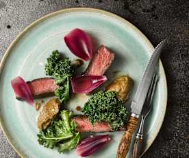 Hovězí pupek s houbovým karamelem a nakládanou cibulí