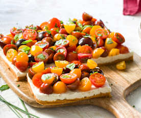 Tarta de tres quesos y tomates cherrys