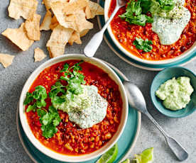 Black bean chilli with guacamole and "corn chips" (Diabetes)