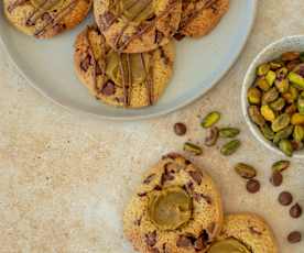 Chocolate chip and pistachio cream cookies