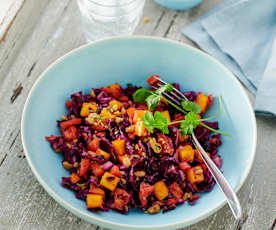 Rotkohl-Mango-Salat mit Koriander und Erdnüssen