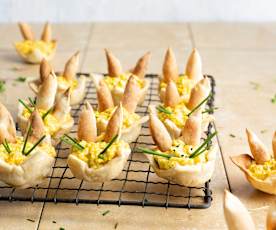 Salade d'oeufs dans un nid de Pâques croustillant