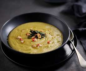 Crema de espárragos verdes con piñones picantes