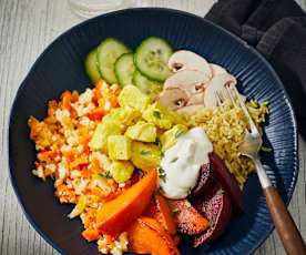 Bunte Gemüsebowl mit Hähnchen