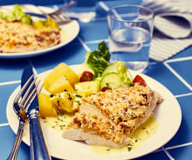 Putenschnitzel mit Mandel-Aprikosen-Kruste und Kartoffeln