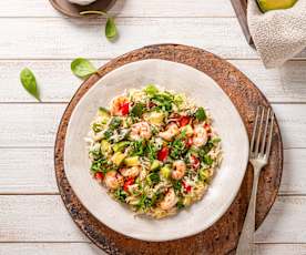 Insalata di riso con gamberi, zucchine e avocado