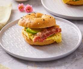 Minibagel ai cereali con crema di uova, bacon e avocado