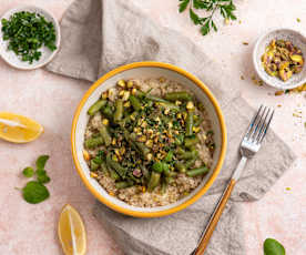 Fasolka szparagowa z komosą ryżową (quinoa) i pistacjami