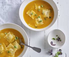 Butternuss-Kürbis-Suppe mit Ravioli