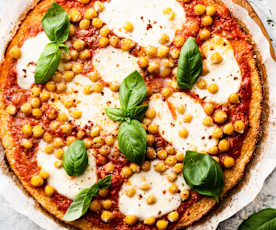 Pizza de masa de coliflor con garbanzos