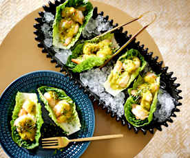 Gedämpfte Garnelen im Salatschiffchen mit gerösteter Curry-Sesam-Mayo