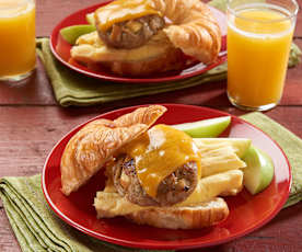 Croissante cu ouă și chiftele de pui și mere