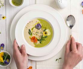 Dwukolorowa zupa-krem z białych i zielonych warzyw