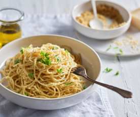 Espagueti con pan, anchoas y aceite de cayena