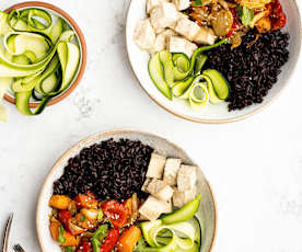 Legumes assados com arroz preto e tofu marinado