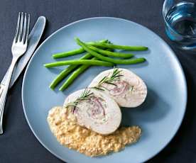 Trutenröllchen mit Speck an Champignonsauce