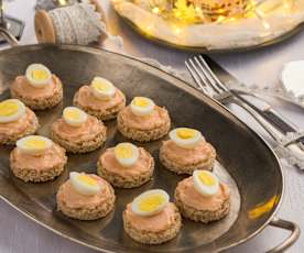 Canapè integrali con spuma al salmone e uova di quaglia