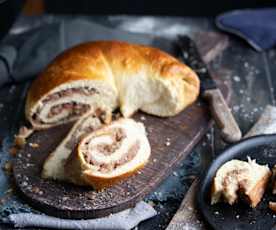 Pain au lait roulé fourré à la crème de pommes et de noix