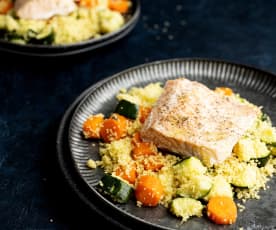 Filetti di salmone e cous cous con verdure e salsa alla curcuma