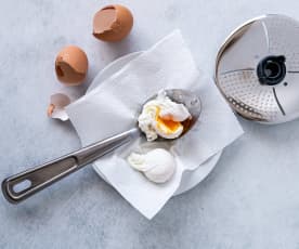 Poached eggs using blade cover