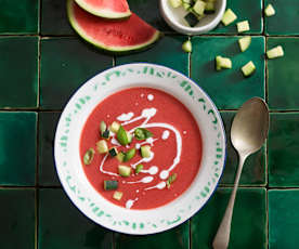 Sopa fria de morango, tomate e coco