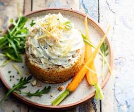 Araignée sur sablé cacahuètes, carottes et herbes fraîches