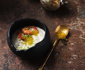 Ajoblanco de coco con gambas