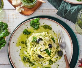 Spaghetti mit Grünkohl-Oliven-Pesto