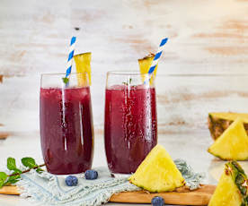 Impostare cocktail fragola e mirtillo mix soda per salutare bere ma  mescolare whisky per godere di partito Foto stock - Alamy