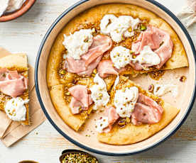 Pizza mit Pistazienpesto, Stracciatella Käse und Mortadella