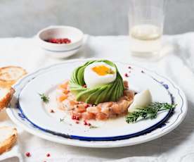 Tartar de salmón con aguacate y huevo mollet