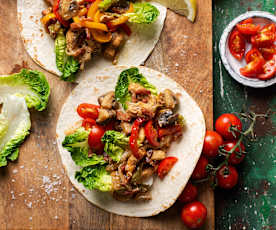 Fajitas con pollo, beicon y champiñones