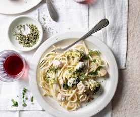 Ζυμαρικά με κοτόπουλο, μπρόκολο και κρέμα