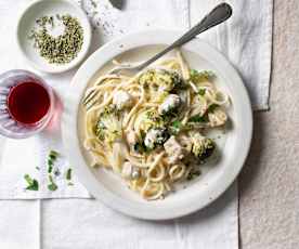 Pasta cremosa pollo e broccoli