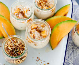 Griechischer Joghurt mit Granolapulver und Cantaloupe-Melone