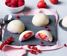 Cúpula crujiente de chocolate blanco con mousse de frutos rojos y corazón de fresa