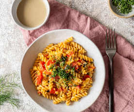 Makaron z ciecierzycy z warzywami w sosie tahini