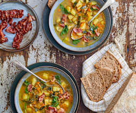 Soupe rustique de légumes à la poitrine fumée