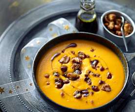 Kürbis-Apfel-Suppe mit gerösteten Maronen