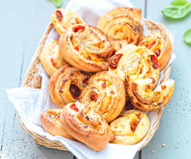 Petits pains farcis à la tomate cerise et au poivron