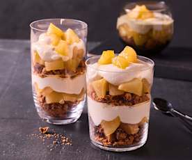 Mascarponecreme mit Butter-Karamell-Birnen und Cookie-Crunch