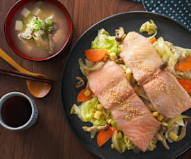 味噌奶油蒸鮭魚和海帶芽豆腐味噌湯