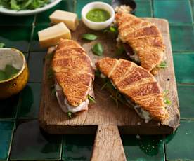 Croissant com pesto de agrião, burrata e presunto