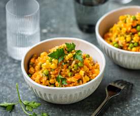 Riso al pomodoro e verdure con piselli e mais