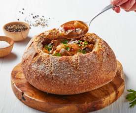 Ragoût de poulet cuit lentement dans des bols de pain