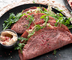 Crepas rosas con humus de garbanzo y almendras.