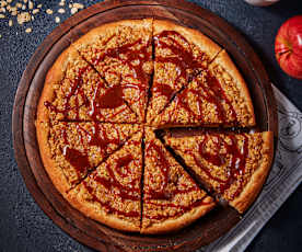 Pizza de manzana, caramelo y streusel de avena